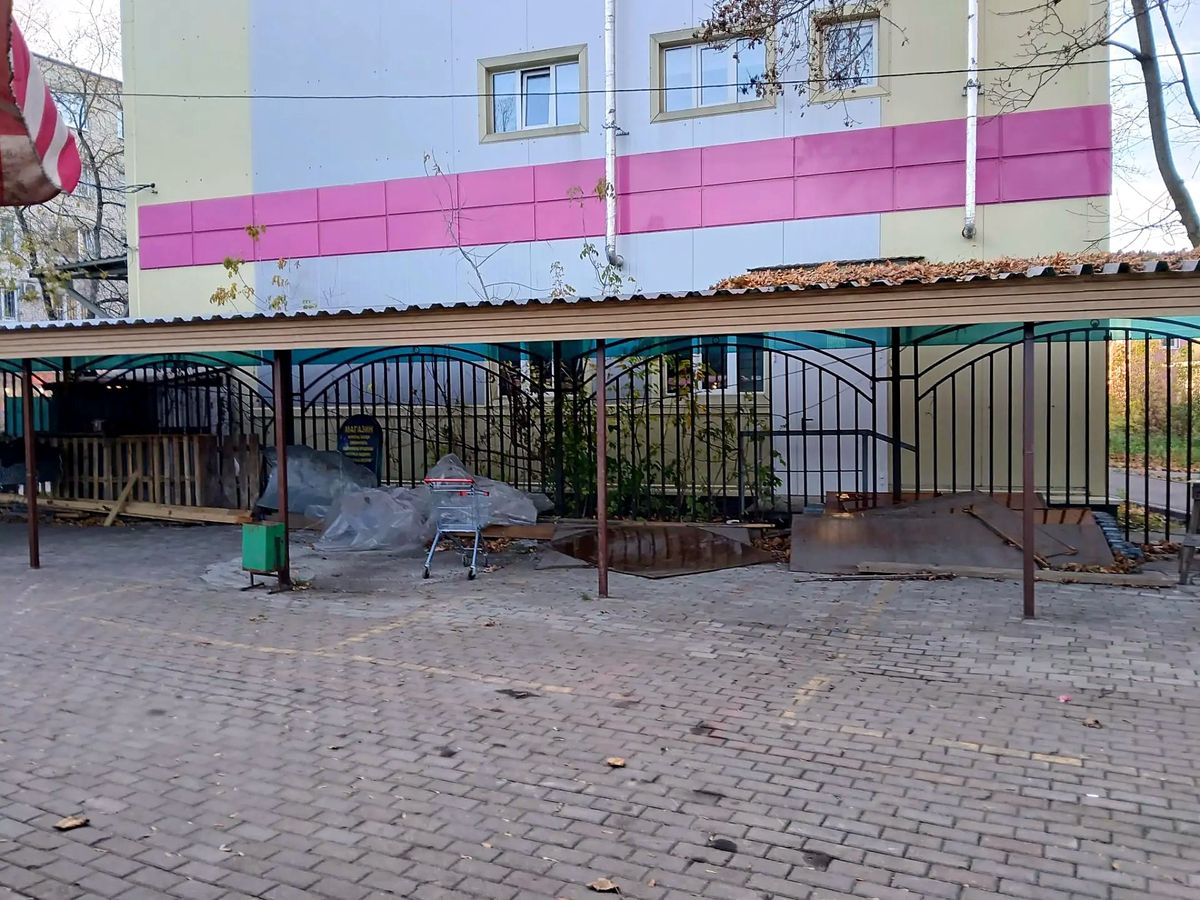 Задняя стена магазина «Магнит Косметик» с розовой полосой